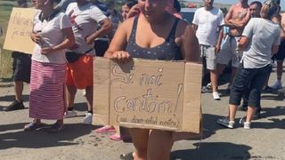 Aproximativ 60 de autoturisme și 100 de cetățeni s-au adunat duminică pe drumul dintre Doclin și Comor&acirc;ște, sătui de promisiunile autorităților.