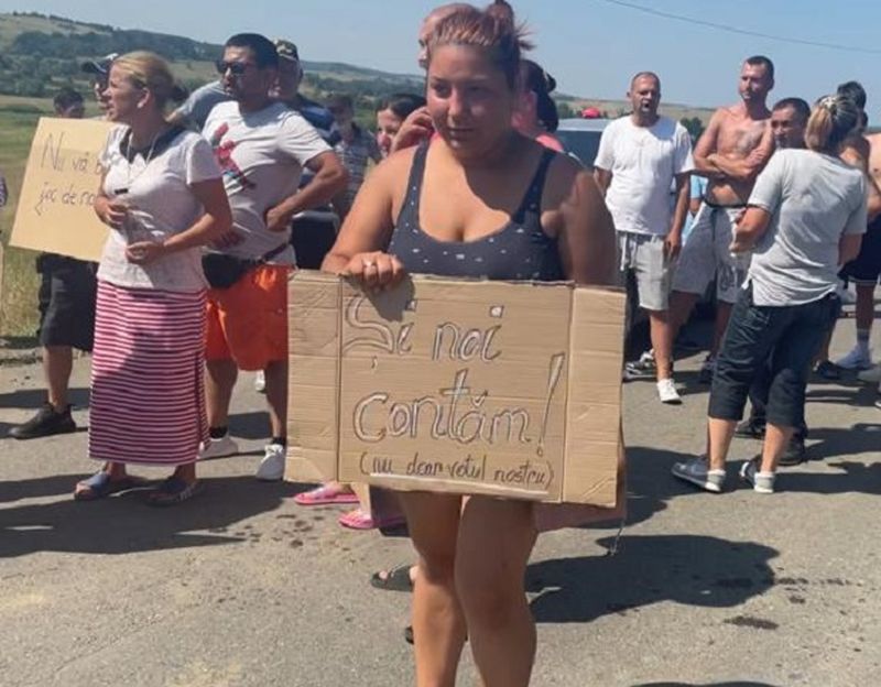 Aproximativ 60 de autoturisme și 100 de cetățeni s-au adunat duminică pe drumul dintre Doclin și Comorâște, sătui de promisiunile autorităților.