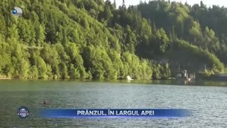 VIDEO - Aventură culinară: masă servită pe o barcă chiar &icirc;n mijlocul lacului Colibița