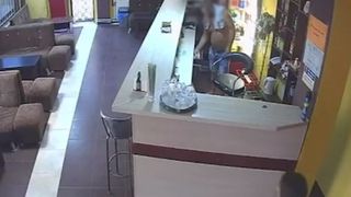 VIDEO- După ce a pierdut 100 de lei la păcănele, un gălățean s-a enervat și a jefuit localul