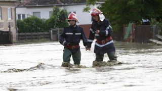 Intervenție de urgență  a pompierilor pentru salvarea a trei persoane din calea șuvoaielor