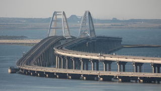 VIDEO- Podul Kerci, în flăcări. Rusia acuză Ucraina de explozia provocată în Crimeea