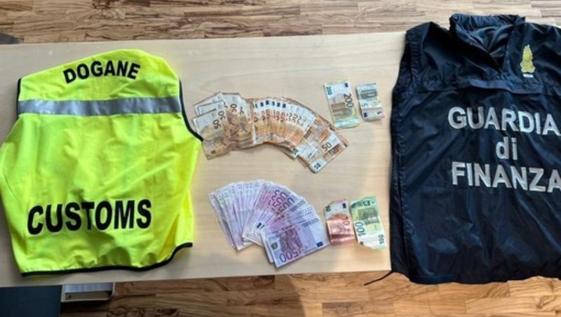 Un român a fost prins pe un aeroport din Italia cu o sumă uriașă de bani nedeclarată. Ce amendă a primit bărbatul