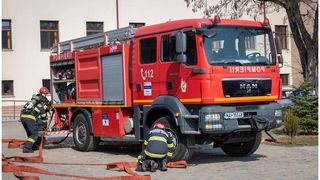 Circulație blocată pe Calea Dorobanților din București. Un stâlp și un copac s-au prăbușit la pământ