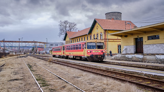 Aburul ieșit din rezorvul unui tren neelectrificat a cauzat arsuri grave mai multor pasageri