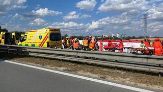  La locul accidentului au fost trimise 26 de ambulanţe şi trei elicoptere, au mai transmis serviciile de urgenţă.