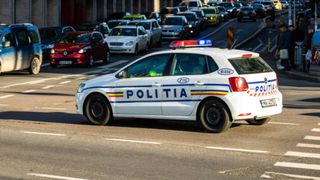O şoferiţă a fost la un pas să producă o adevărată tragedie. A accidentat o femeie pe trecerea de pietoni, după ce nu a fost atentă la drum