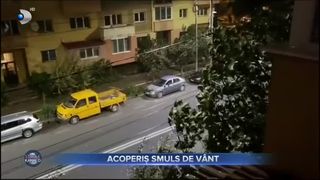 VIDEO - Furtunile au revenit &icirc;n forță &icirc;n nordul țării: un acoperis a fost smuls de v&acirc;nt