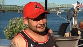 Pescarul care a devenit erou, după ce &icirc;notat 20 de metri fără vestă de salvare. A salvat o t&acirc;nără de la &icirc;nec