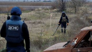 C&acirc;mpurile pe care trebuie să le traverseze forțele ucrainene &icirc;n cadrul&nbsp;contraofensivei&nbsp;sunt pline de zeci de tipuri de mine