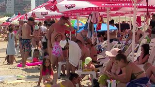VIDEO- Românii vor să fure soarele. Stau non-stop la soare ca să se bronzeze, în ciuda temperaturilor infernale și a avertizărilor medicilor
