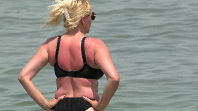 Dornici de un bronz cât mai rezistent, unii turiști nu se dau duși de pe plajă, de parcă ar vrea să fure soarele.