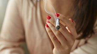 Rom&acirc;nii cheltuie mulți bani pe țigări