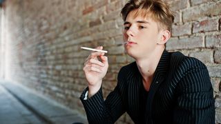 Oamenii se apucă de fumat din adolescență