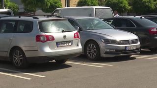 &Icirc;n parcările magazinelor se văd tot mai multe mașini cu numere de Ungariapentru cumpărături