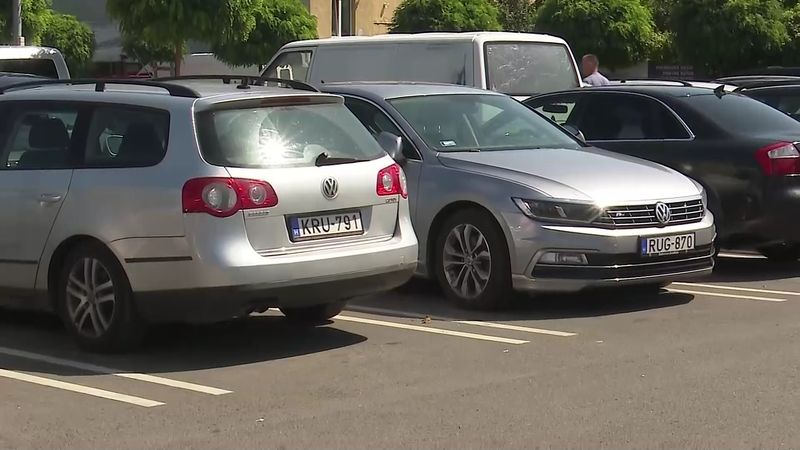 În parcările magazinelor se văd tot mai multe mașini cu numere de Ungariapentru cumpărături