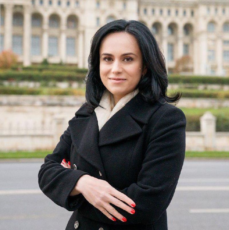 Iohannis a desemnat noii miniștri. Cine sunt Simona Bucura și Natalia Intotero