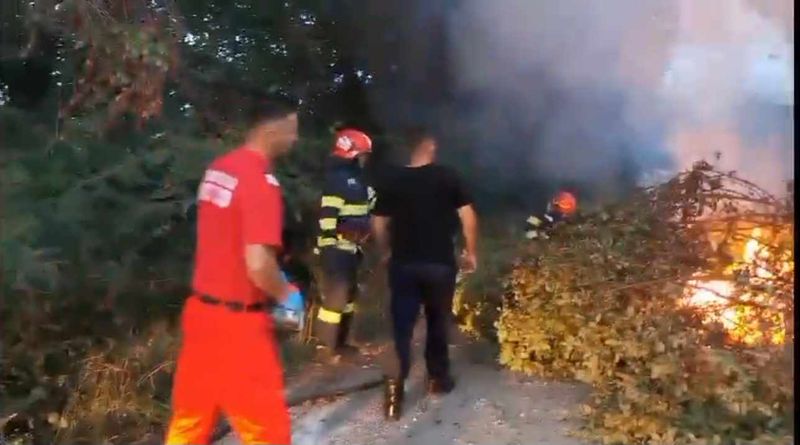 Mașină cuprinsă de flăcări, după ce s-a izbit de un copac, în Satu-Mare. Doi bărbați rămași captivi au fost salvați de polițiști