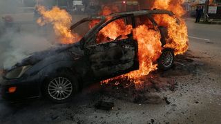 Mașină cuprinsă de flăcări, după ce s-a izbit de un copac, &icirc;n Satu-Mare. Doi bărbați rămași captivi au fost salvați de polițiști