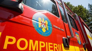 Mașină cuprinsă de flăcări, după ce s-a izbit de un copac, în Satu-Mare. Doi bărbați rămași captivi au fost salvați de polițiști