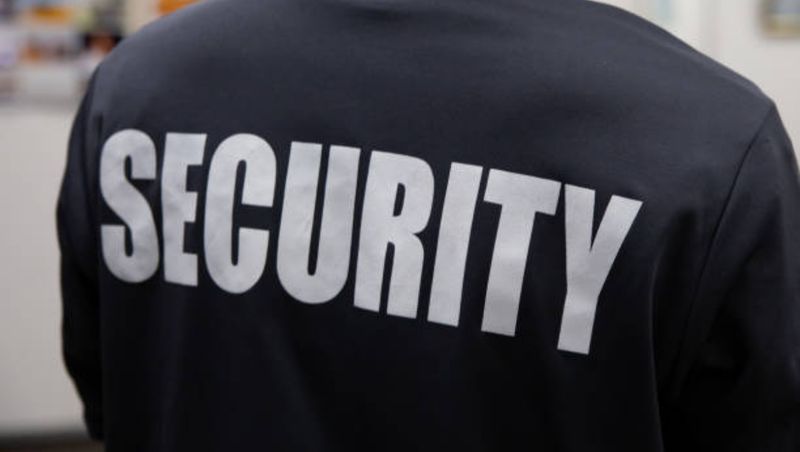 Incident dramatic la o unitate de cazare din Târgu Jiu. Un băiat a fost bătut cu bestialitate de agenţii de pază ai pensiunii