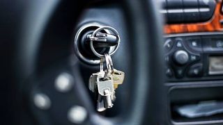 Povestea adolescentului de 13 ani care de zile &icirc;ntregi pune pe jar autoritățile. Cum a reuşit să fure bolidul bunicului şi să păcălească polițiștii de 8 ori