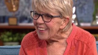 Iris Jones, bunica în vârstă de 83 de ani, i-a dat papucii tânărului egiptean