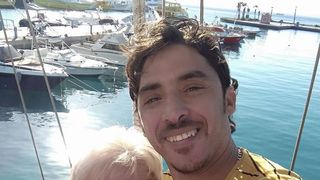 Iris Jones, bunica în vârstă de 83 de ani, i-a dat papucii tânărului egiptean