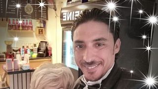 Iris Jones, bunica în vârstă de 83 de ani, i-a dat papucii tânărului egiptean