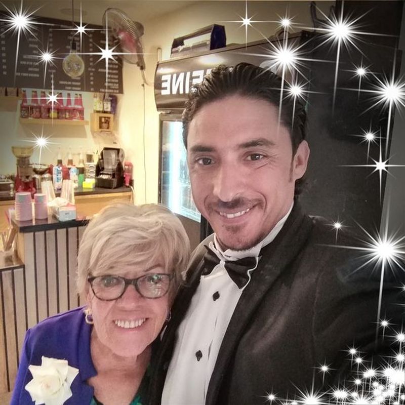 Iris Jones, bunica în vârstă de 83 de ani, i-a dat papucii tânărului egiptean