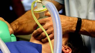 &rdquo;A venit cu 42 de grade, la un pas de deces, a fost intubat, ventilat și adus la terapie intensivă&rdquo;. Un bărbat a ajuns &icirc;n stare gravă la spital după ce a adormit la soare, pe plajă