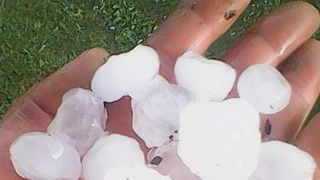 FOTO/VIDEO - Pământul a fost învelit cu un covor alb de gheață, în urma fenomenelor meteo extreme. Grindina a pus stăpânire pe România