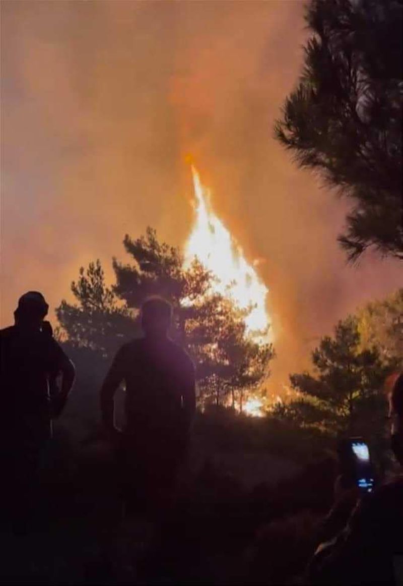 A patra zi de incendii puternice în Grecia. Cea mai grea luptă cu flăcările a fost în Rodos „Condiţiile rămân dificile”