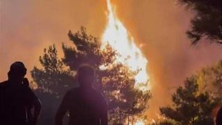 A patra zi de incendii puternice &icirc;n Grecia. Cea mai grea luptă cu flăcările a fost &icirc;n Rodos &bdquo;Condiţiile răm&acirc;n dificile&rdquo;