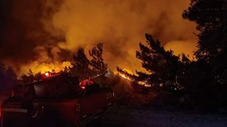 A patra zi de incendii puternice &icirc;n Grecia. Cea mai grea luptă cu flăcările a fost &icirc;n Rodos &bdquo;Condiţiile răm&acirc;n dificile&rdquo;