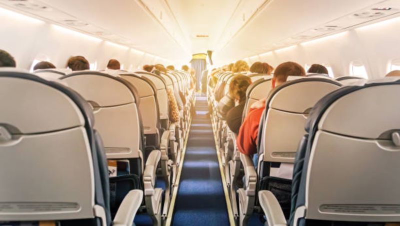 Gestul neobișnuit făcut de un pasager în avion. Totul s-a întâmplat sub privirile femeii de lângă el! Scene halucinante