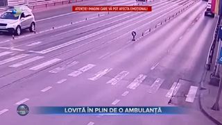 VIDEO - La un pas de tragedie! O mașină condusă de o t&acirc;nără de 22 de ani a fost lovită &icirc;n plin de o ambulanță care se afla &icirc;n misiune 