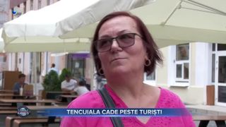 VIDEO - Cade tencuiala de pe clădirile din centrul Brașovului. Pericolul la care sunt expuși oamenii