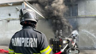 UPDATE - VIDEO - Incendiu la o hală de depozitare din localitatea Ungheni, județul Mureș. Pompierii au intervenit de urgență. Două persoane intoxicate cu fum au fost duse la spital