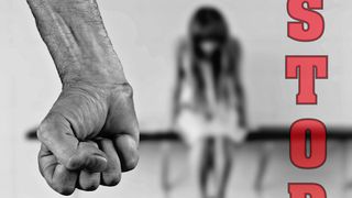 &Icirc;n situaţia &icirc;n care există suspiciunea comiterii unei infracţiuni, directorul şcolii nu permite interogarea elevilor implicaţi.