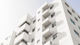 VIDEO- Propunere inedită: Toate blocurile din rom&acirc;ni, vopsite &icirc;n alb. &rdquo;Este diferența &icirc;ntre suportabil și insuportabil, &icirc;n special la ultimele etaje&rdquo;