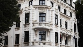 Blocurile vopsite &icirc;n alb pot &icirc;mbunătăți viața rom&acirc;nilor pe timpul verii