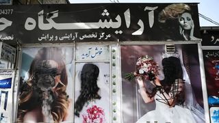 Toate saloanele din Afganistan vor fi închise până în August. Pensatul, interzis: „Practică contrară valorilor islamice”