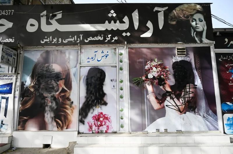 Toate saloanele din Afganistan vor fi închise până în August. Pensatul, interzis: „Practică contrară valorilor islamice”