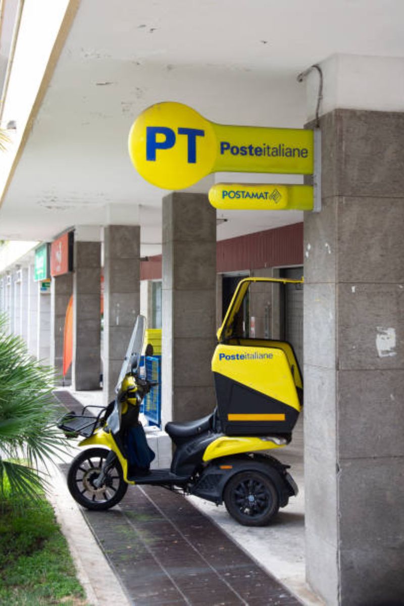 Disperarea unei românce rămase fără bani. A vrut să jefuiască un oficiu poștal: „Dați-mi toți banii”