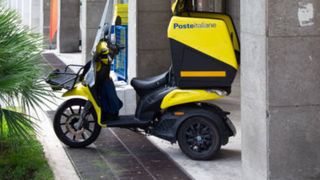 Disperarea unei rom&acirc;nce rămase fără bani. A vrut să jefuiască un oficiu poștal: &bdquo;Dați-mi toți banii&rdquo;