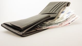 Vești bune pentru rom&acirc;ni! Surse guvernamentale spun că salariul minim ar urma să crească de la 1 septembrie!