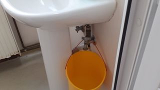 Pe lângă lipsa apei calde, femeia a susține că baia este comună cu un salon de bărbați, iar dușurile nu au perdea.