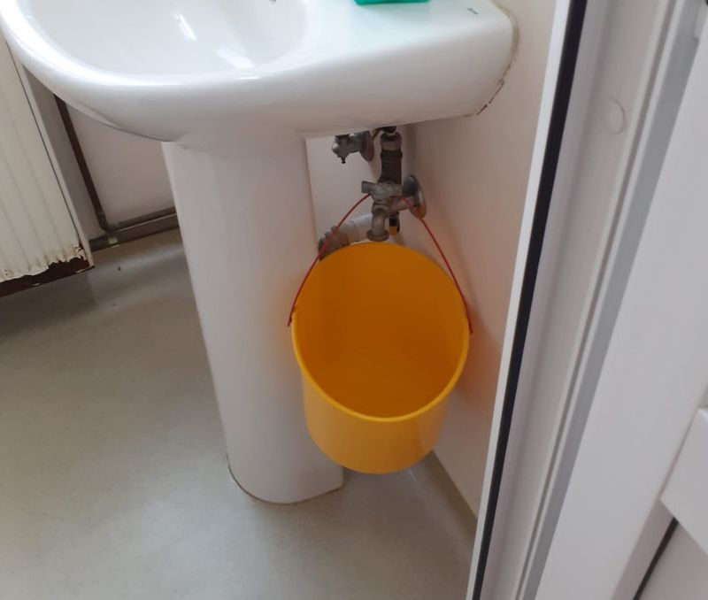 Pe lângă lipsa apei calde, femeia a susține că baia este comună cu un salon de bărbați, iar dușurile nu au perdea.