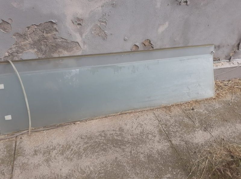 Dușuri spijinite de perete.